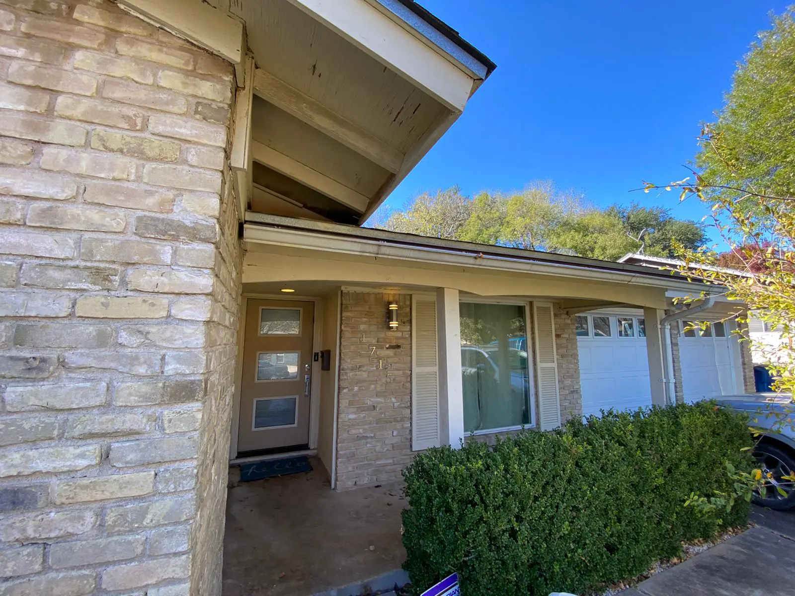Austin brick home before limewash